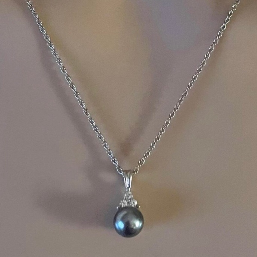 Avon Tahitian pearl pendant necklace
